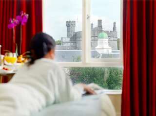 Отель Kilkenny Pembroke Hotel Килкенни Номер с кроватью размера «king-size» и видом на замок-1